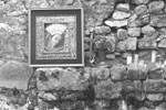 Hodočasnici i danas ostavljaju zavjetne darove uz ruševni zid crkve